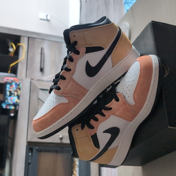 Air Jordan 1 Mid SE (GS) - Picture 5 of 7